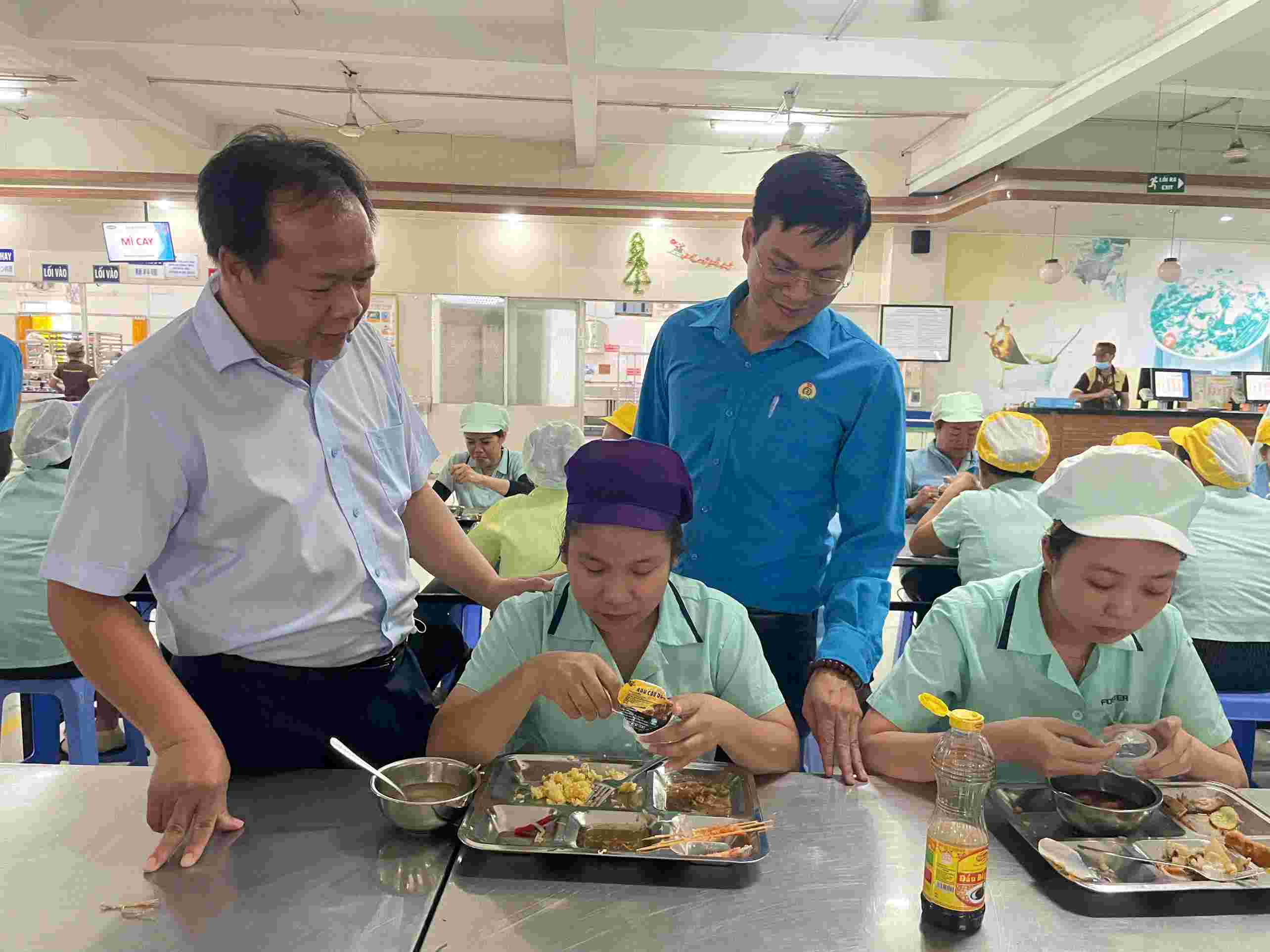 Lanh dao phuong Binh Duong va Cong doan phuong Binh Duong tham hoi, dong vien cong nhan lao dong. Anh: Dinh Trong