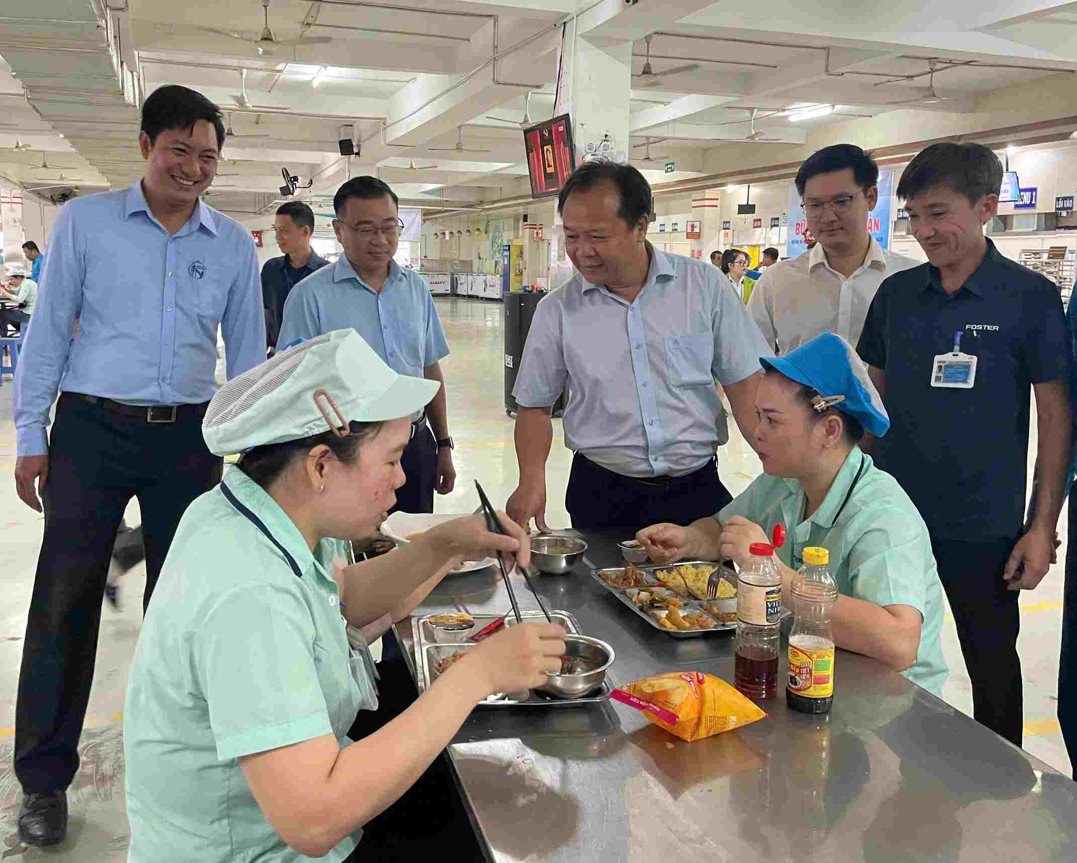 Bua com Cong doan dien ra trong khong khi than tinh, am cung. Anh: Dinh Trong