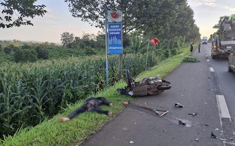 A motorbike collided with a truck in Lam Dong, a man died on the spot. Photo: Provided by the police
