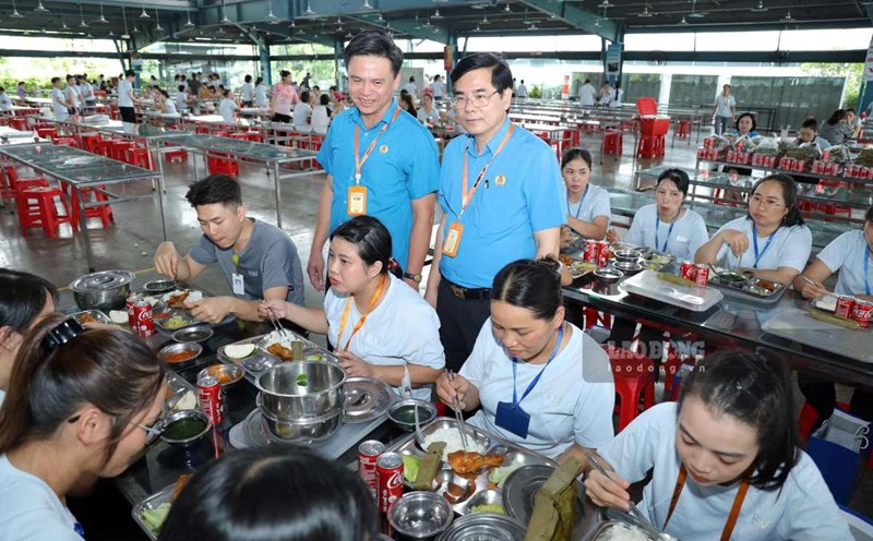 Leaders of Ninh Binh Provincial Labor Federation visited and encouraged workers at the "Union Meal". Photo: Luong Ha