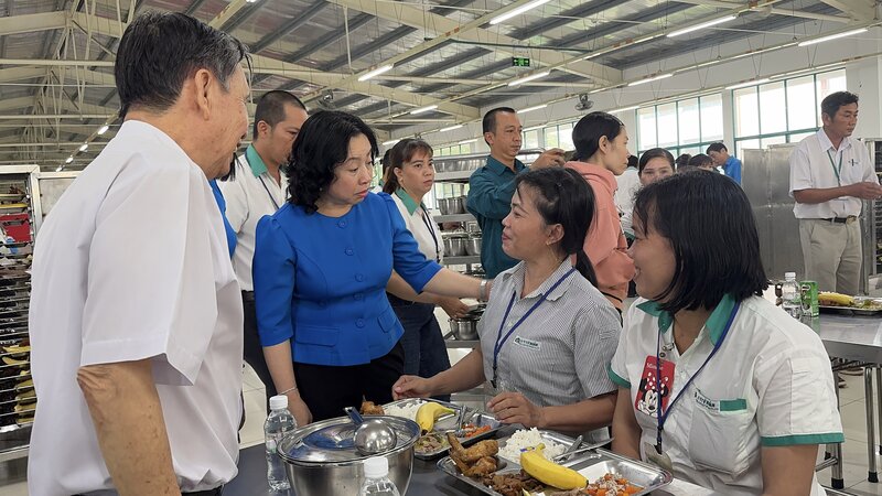 노동조합 식사는 노동자들에게 기쁨과 유대감을 가져다줍니다. 사진: 호앙록