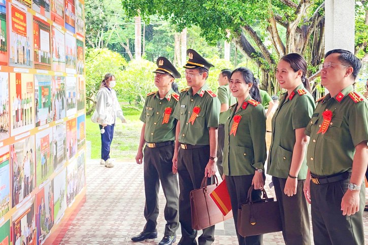 Dai bieu tham quan trung bay hinh anh cac hoat dong phong trao toan dan bao ve an ninh To quoc. Anh: Cong an Can Tho