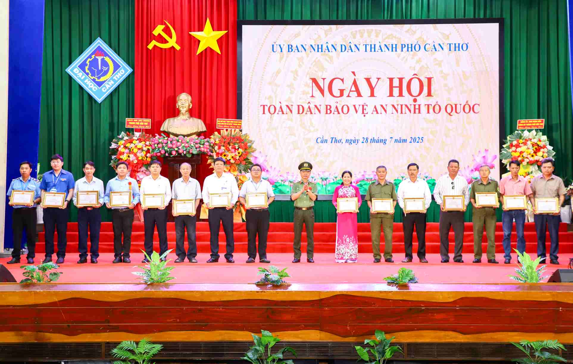 Thieu tuong Huynh Viet Hoa - Giam doc Cong an TP tang Giay khen cua Giam doc Cong an TP cho cac tap the, ca nhan co thanh tich xuat sac trong phong trao toan dan bao ve an ninh to quoc va to chuc cac hoat dong tien toi “Ngay hoi toan dan bao ve an ninh To quoc” nam 2025. Anh: Cong an Can Tho