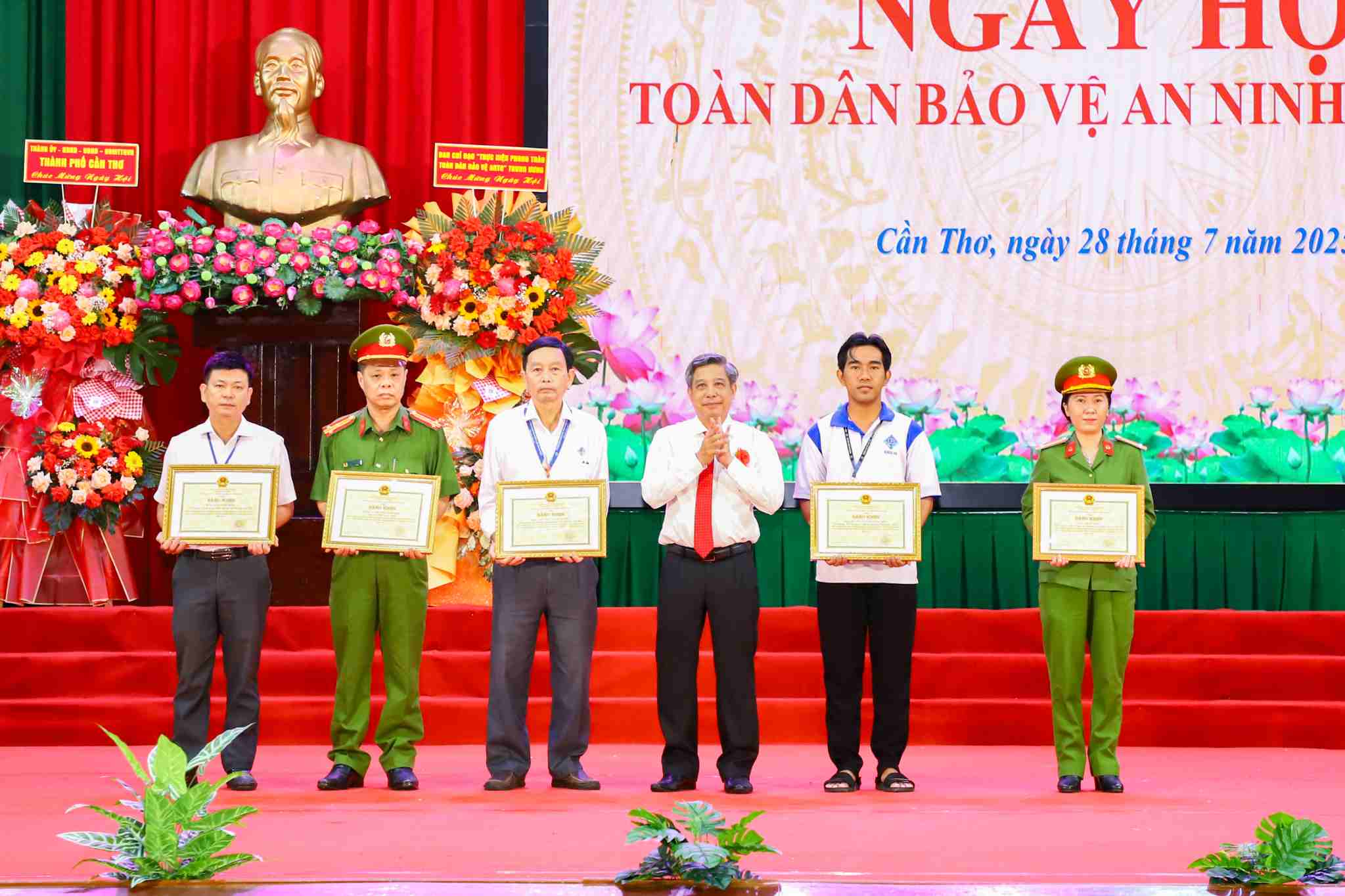 Pho Bi thu Thuong truc Thanh uy Can Tho Dong Van Thanh trao Bang khen cua Chu tich UBND TP cho cac tap the, ca nhan co thanh tich xuat sac trong phong trao toan dan bao ve an ninh to quoc va to chuc cac hoat dong tien toi “Ngay hoi toan dan bao ve an ninh To quoc” nam 2025. Anh: Cong an Can Tho