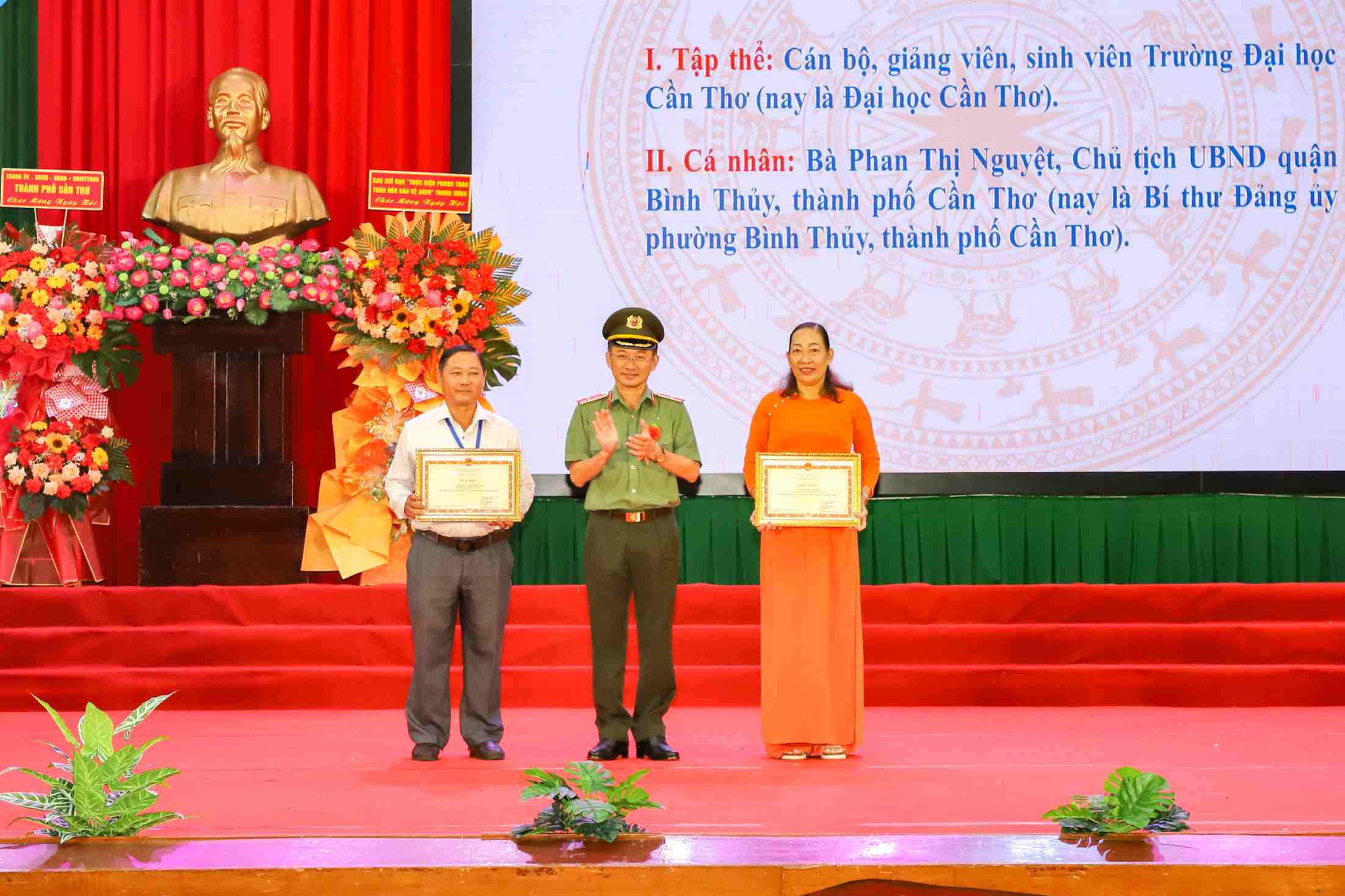 Thieu tuong Tran Van Duong - Cuc truong Cuc Xay dung phong trao bao ve an ninh To quoc tang bang khen cua Bo truong Bo Cong an cho tap the va ca nhan co thanh tich xuat sac trong phong trao toan dan bao ve ANTQ. Anh: Cong an Can Tho