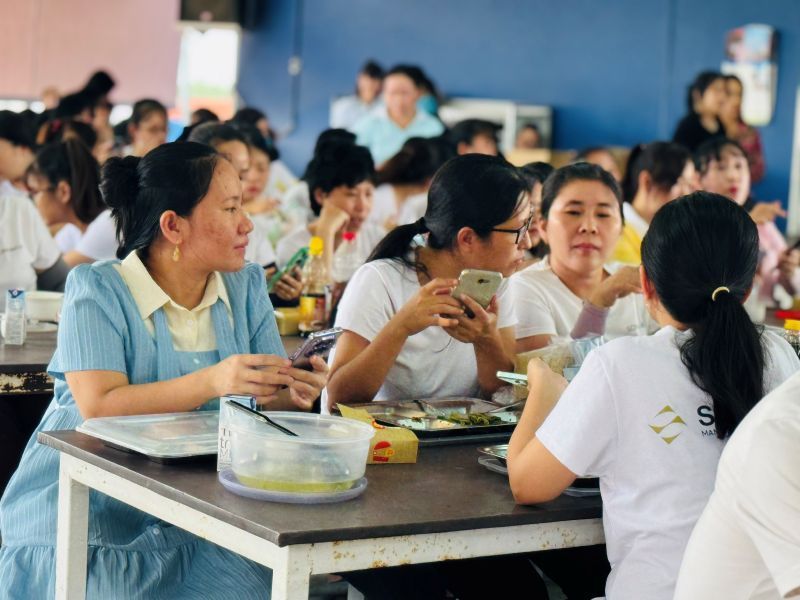 Nguoi lao dong Cong ty Co phan San xuat Kinh doanh Son Kim tham gia “Bua com cong doan” do Cong doan Phuong Cat Lai phoi hop doanh nghiep to chuc. Anh: Duc Long