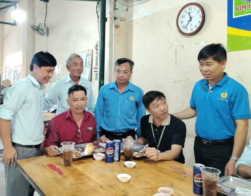 호치민시 노동총연맹 부위원장 Pham Chi Tam(오른쪽 표지)이 김항 알루미늄 합자회사에서 열린 노동조합 식탁에서 노동자들과 대화하고 있습니다. 사진: Duc Long