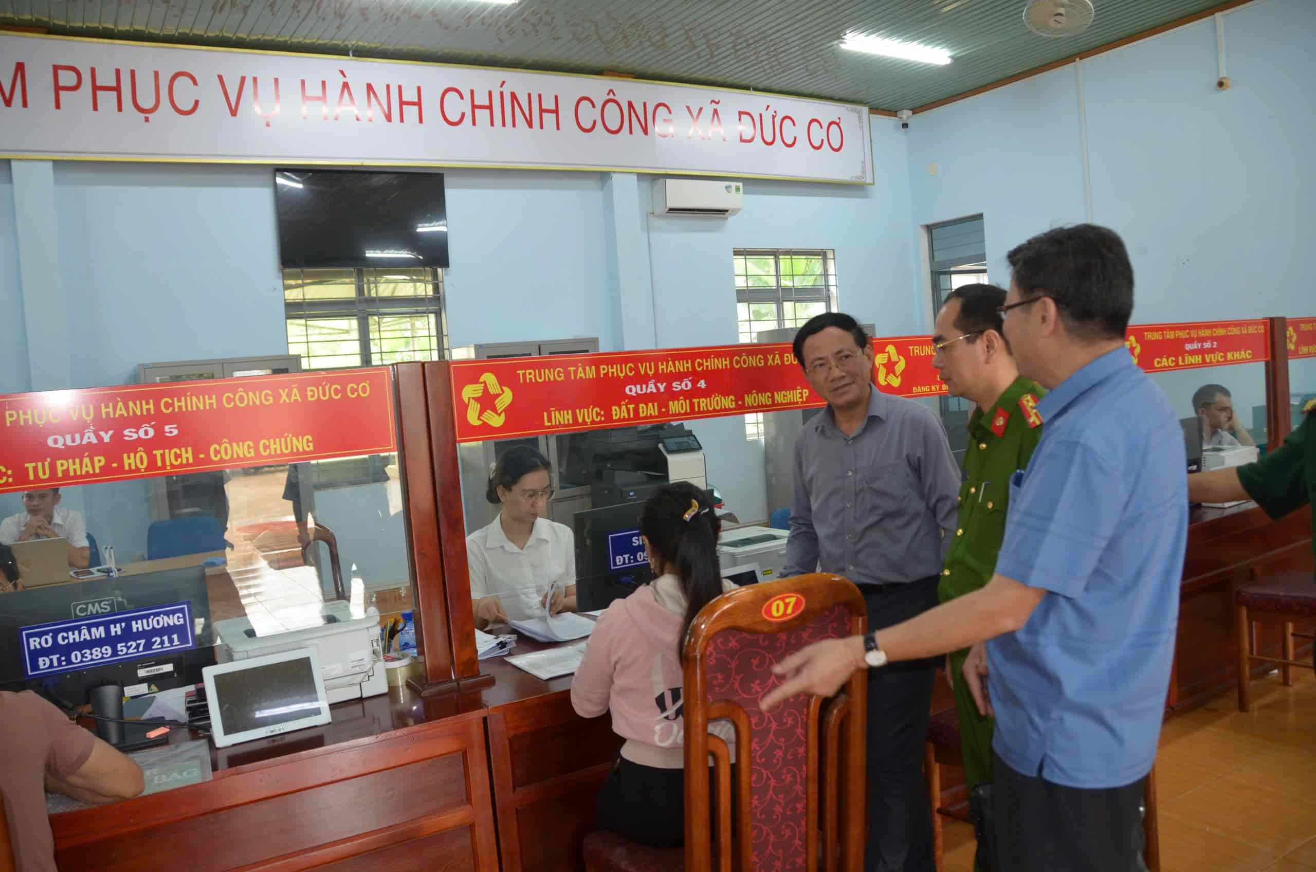 Gia Lai 지방 지도자들이 새로운 코뮌을 방문하여 공공 행정 센터에서 일하는 간부들을 격려하고 있습니다. 사진: Thanh Tuan