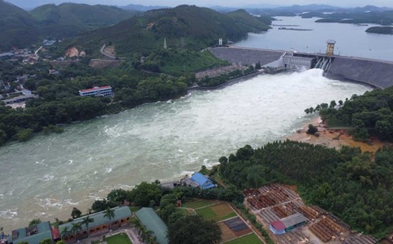 The two spillways of Thac Ba hydroelectric reservoir were opened at 4:00 p.m. this afternoon (July 28). Photo: Bao Nguyen