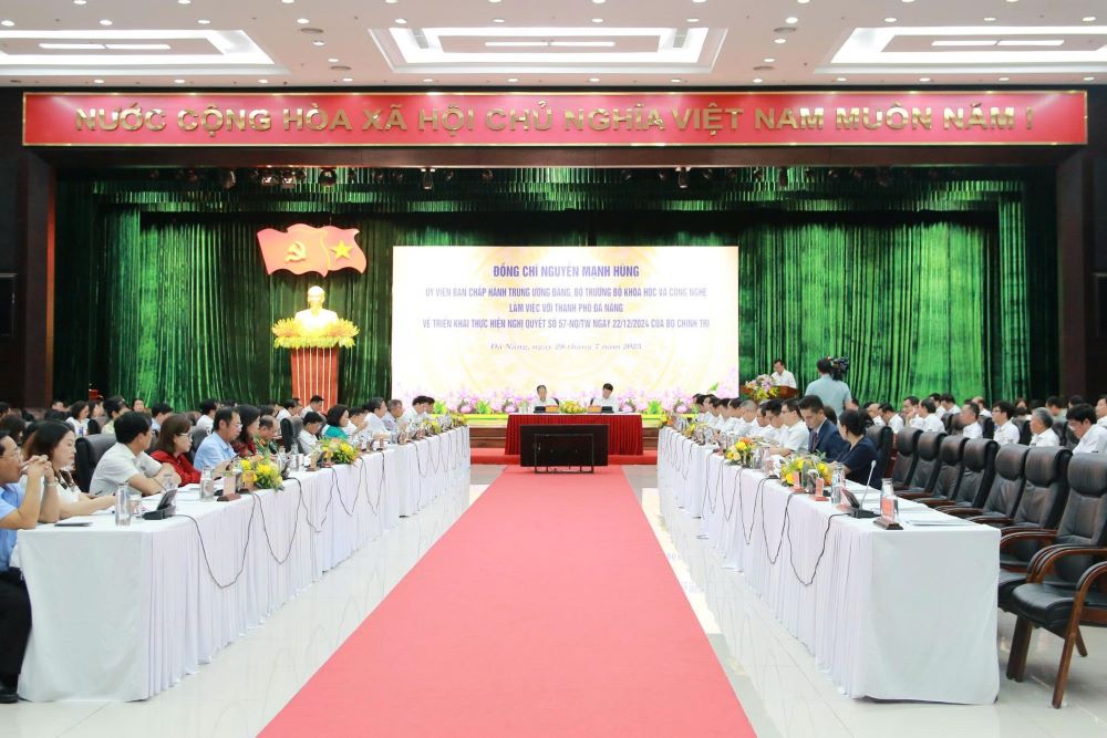 UBND TP da co buoi lam viec voi Bo truong Bo Khoa hoc va Cong nghe Nguyen Manh Hung. Anh: Tran Thi