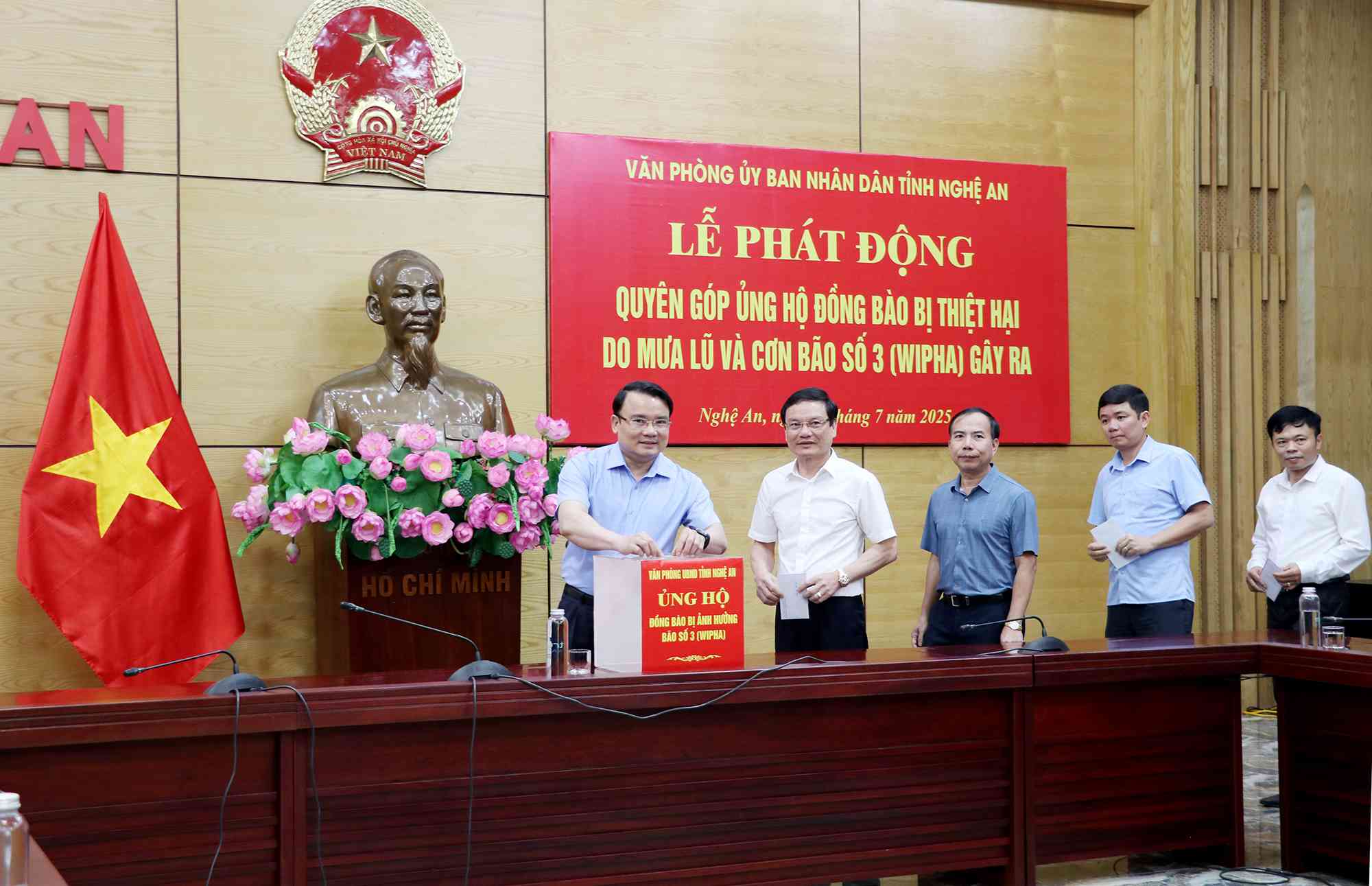 NGHEの副議長は、州民の委員会であるPhung Thanh Vinhが州の西部のコミューンを支持して、嵐3番と嵐を循環することによって引き起こされた洪水の結果を克服するために支持しました。写真：Phan Quynh