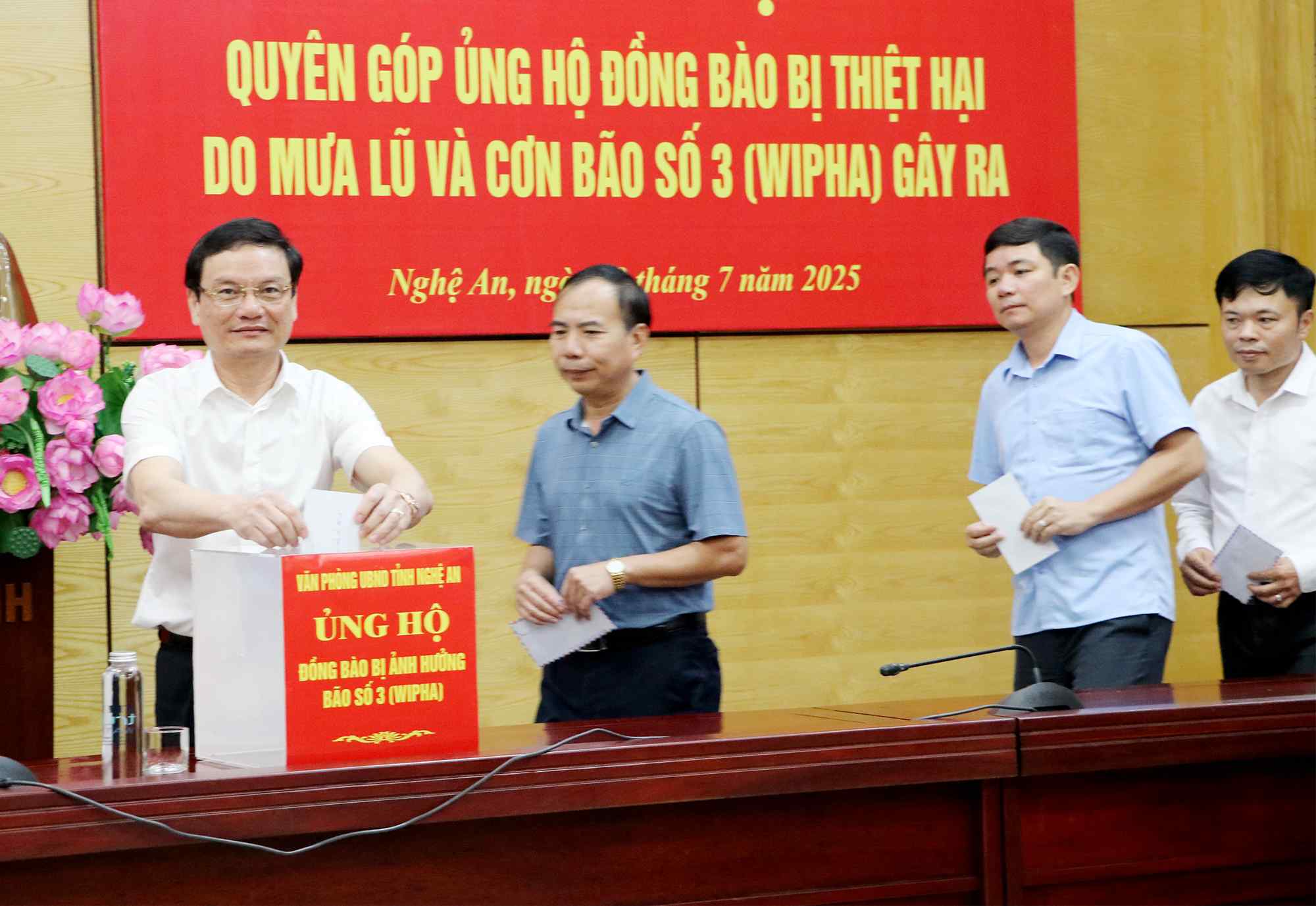 Chanh Van phong UBND tinh Nghe An Dang Thanh Tung ung ho dong bao cac xa mien Tay khac phuc hau qua lu lut do con bao so 3 va hoan luu bao gay ra. Anh: Phan Quynh