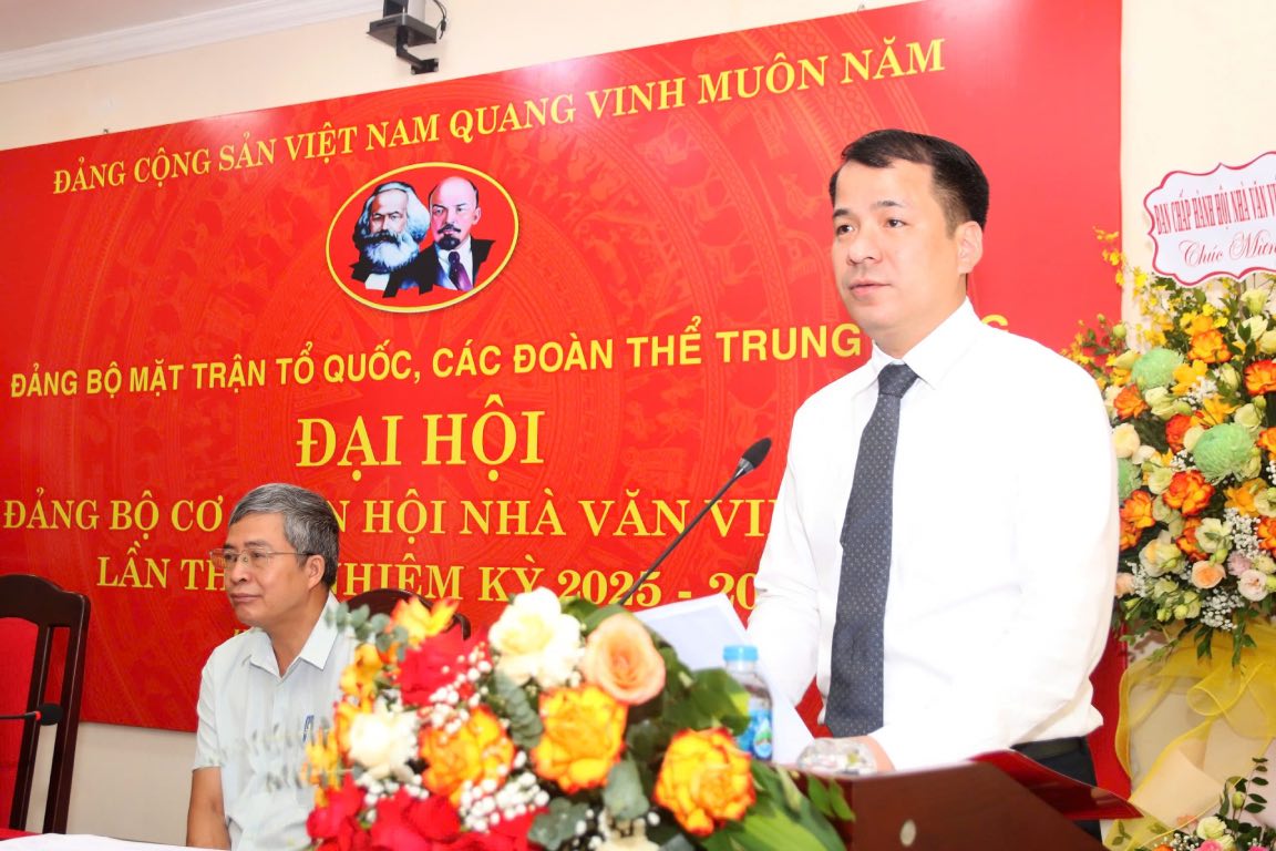 El Sr. Ngo Van Cuong - Subsecretario del Comite del Partido del Frente de la Patria de las Asociaciones Centrales hablo en el I Congreso del Comite del Partido de la Asociacion de Escritores de Vietnam por primera vez mandato 2025-2030. Foto: Huong Diep