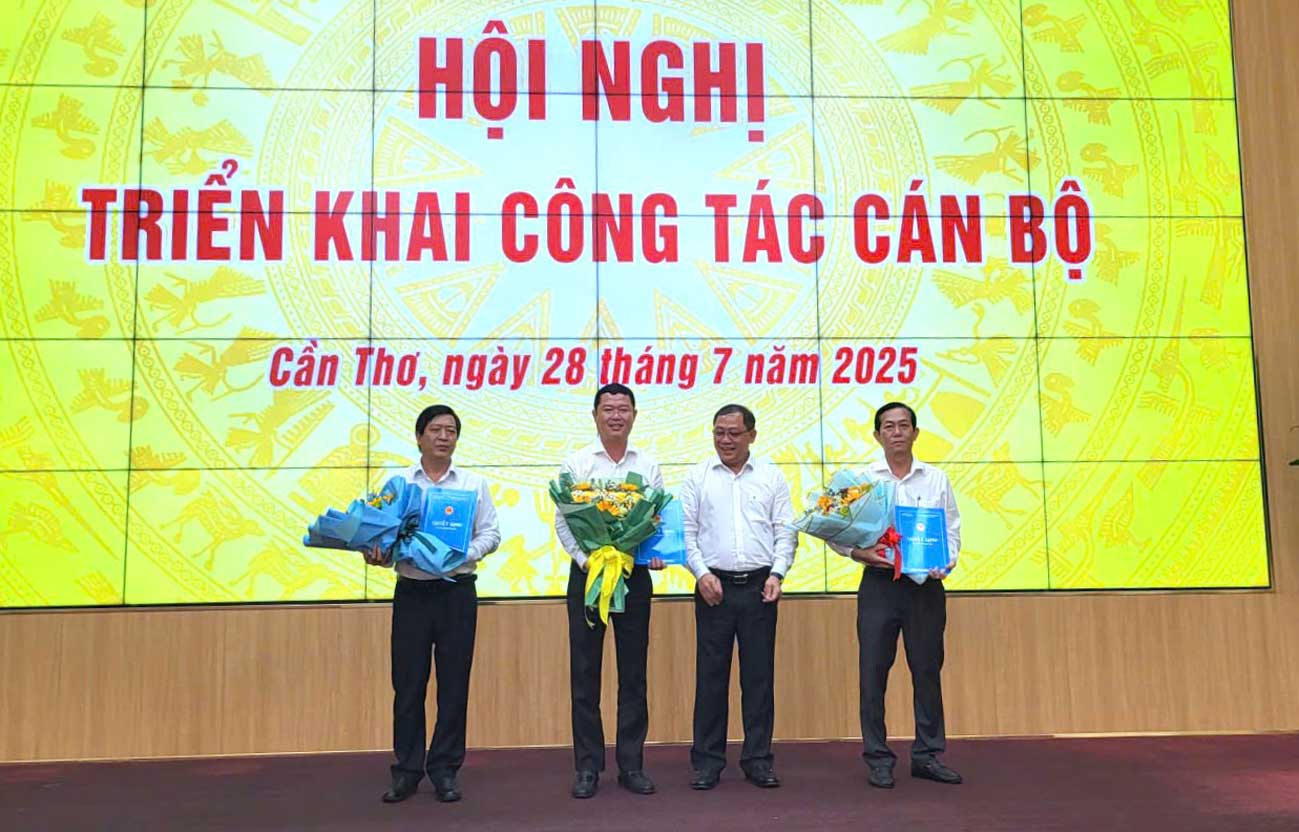 Pho Chu tich UBND TP Can Tho Tran Chi Hung tang hoa chuc mung can bo vua duoc bo nhiem. Anh: My Ly