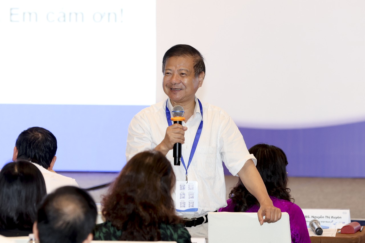 Prof. Dr. Nguyen Van Kinh shared about the importance of personalized treatment in non-communicable disease management, at a workshop organized by the Vietnam Medical Association and Roche Vietnam. Photo: Lam Chi