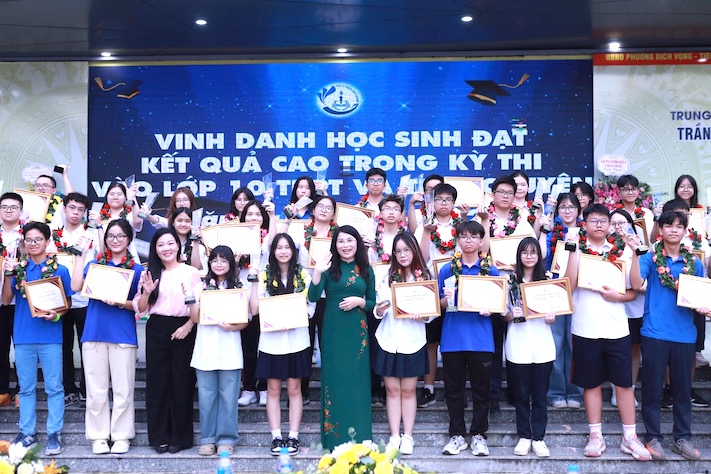 Truong THCS Tran Duy Hung (Ha Noi) vinh danh hoc sinh dat thanh tich cao trong Ky thi tuyen sinh vao lop 10 THPT nam hoc 2025-2026. Anh: Van Trang 