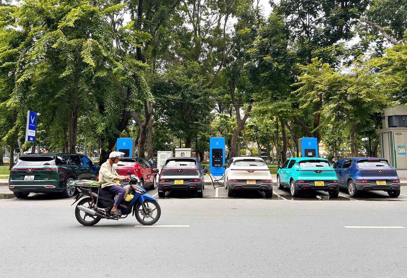Tram sac xe dien tai cong vien 23.9 o TPHCM. Anh: Ngoc Le