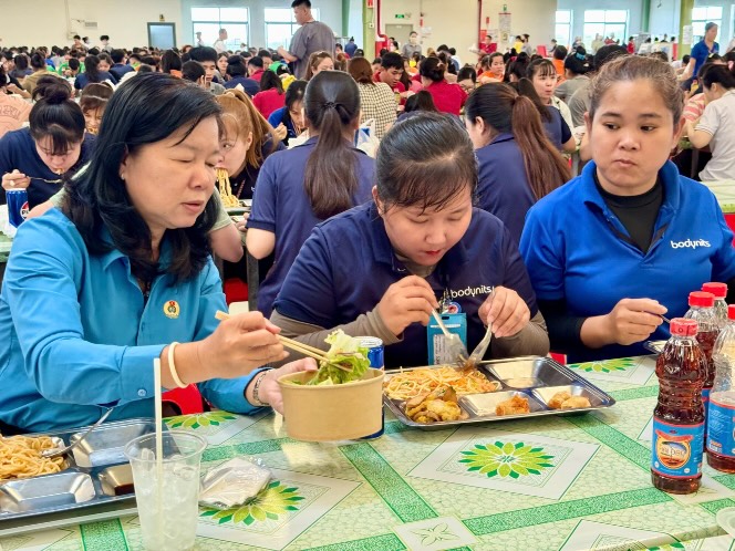 Ba Huynh Thi Tuyet Vui - Chu tich Lien doan Lao dong tinh dung com va tham hoi doan vien, cong nhan, lao dong tai Cong ty TNHH Bodynits Tien Giang. Anh: Luu Hung. 