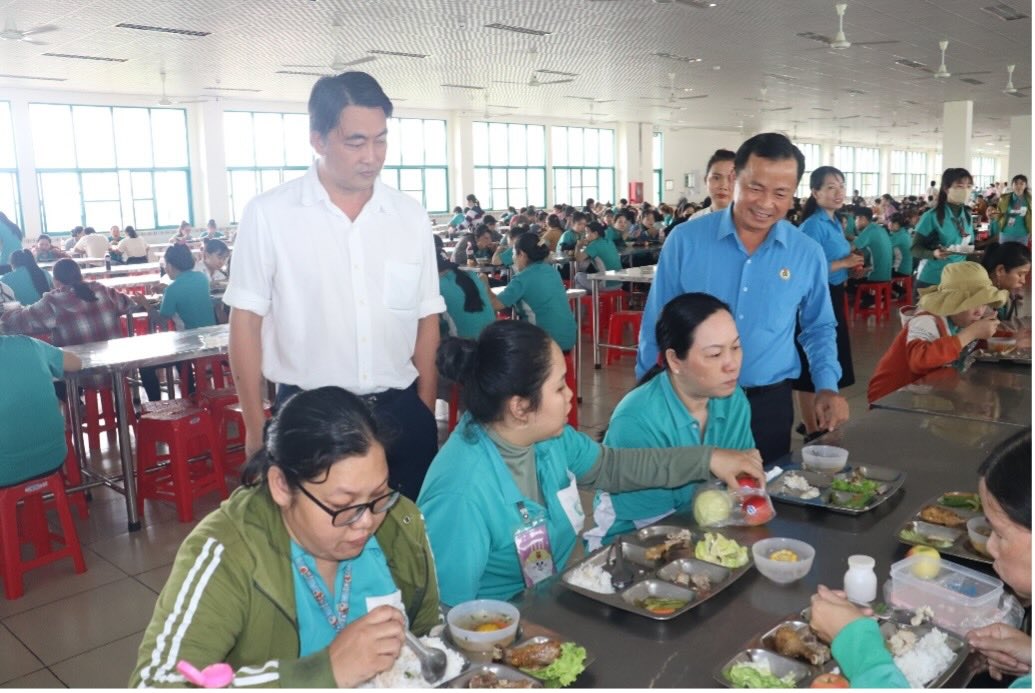  Lanh dao LDLD tinh Dong Thap va doanh nghiep den tro chuyen, tham hoi va dung com cung doan vien, cong nhan lao dong. Anh: Luu Hung. 