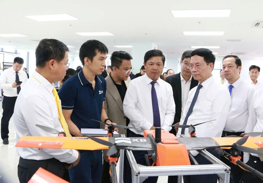 El Ministro de Ciencia y Tecnologia visita una clase de formacion en microcircuitos en Da Nang. Foto: Tran Thi