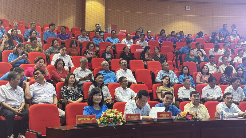 빈롱에서 열린 베트남 노동조합 창립 96주년 기념 간담회 전경. 사진: 호앙록