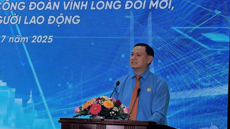 Ong Nguyen Phuc Linh – Chu tich LDLD tinh Vinh Long phat bieu tai buoi hop mat. Anh: Hoang Loc