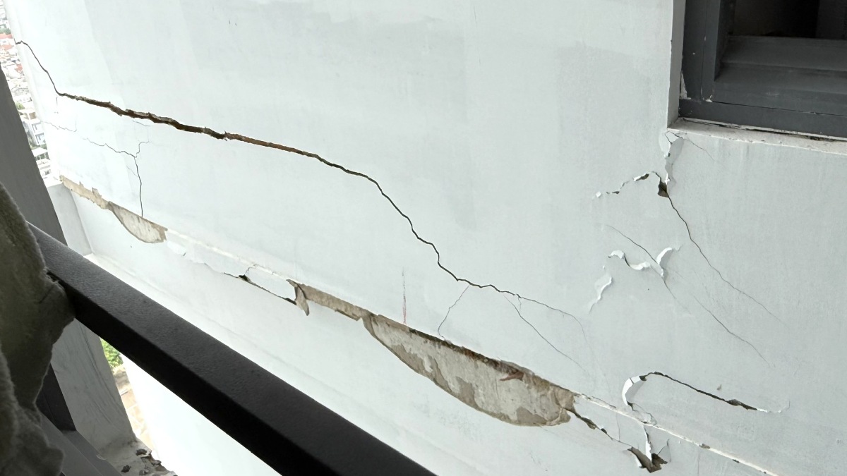 Cracks outside apartment 16-08, 16th floor of Lapen Center. Photo: Thanh An