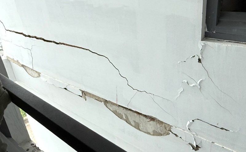 Cracks outside apartment 16-08, 16th floor of Lapen Center. Photo: Thanh An