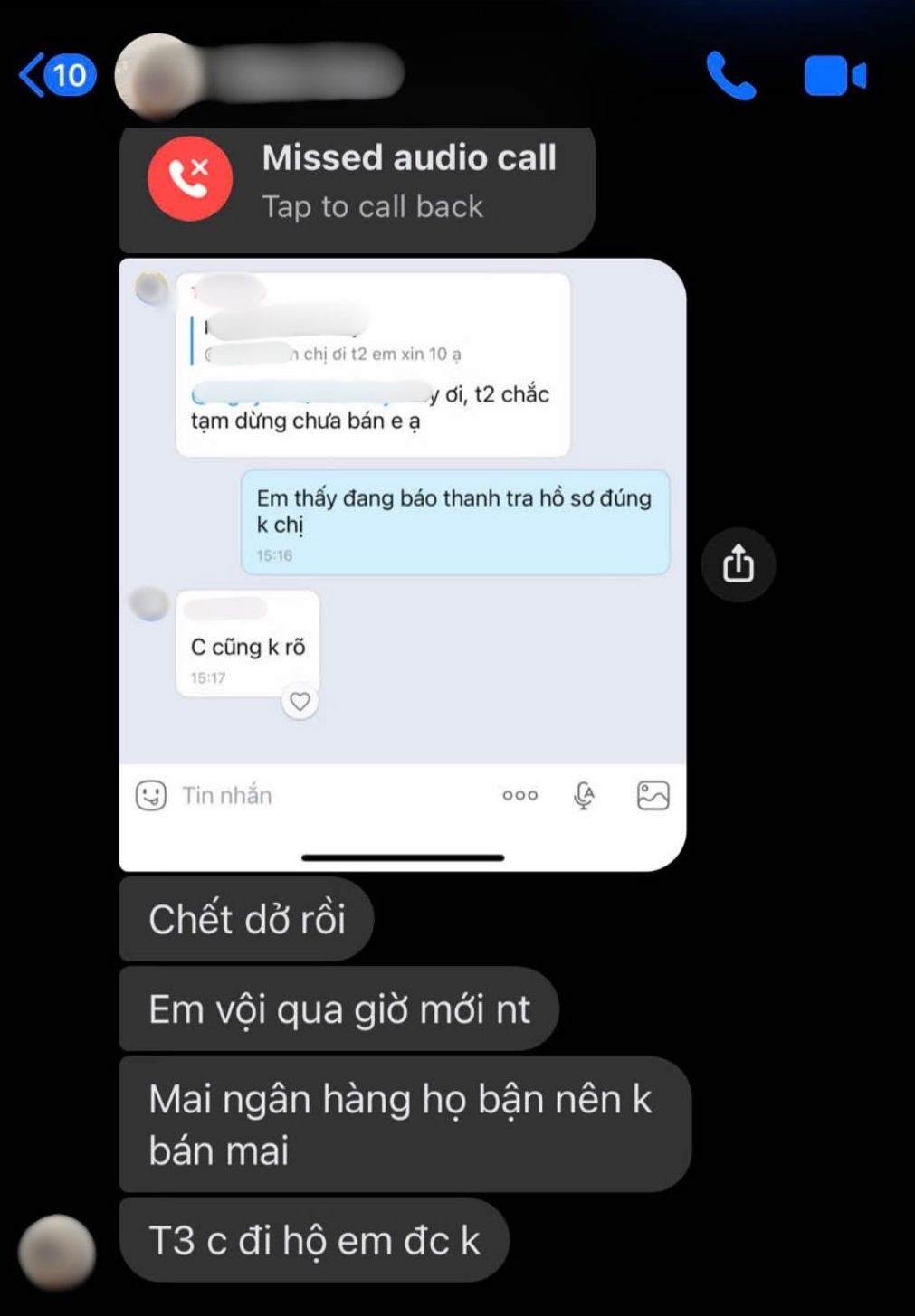 Phong vien nhan tin voi nguoi ten T.C - nguoi dang tin tuyen dung - de chot lich tham gia doan di doi USD. Nguoi nay nhanh chong gui doan tro chuyen voi mot nhan vien ngan hang, trong do the hien ro lich hen doi tien da duoc sap xep san. Anh: Nhom PV