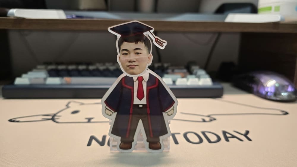 The gifts are souvenirs that will help children decorate at their desks. Photo: Tuan Dat