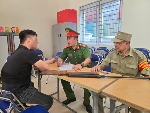 Nam thanh niên tự nguyện giao nộp khẩu súng hơi tại Công an phường Long Biên. Ảnh: Chu Hương