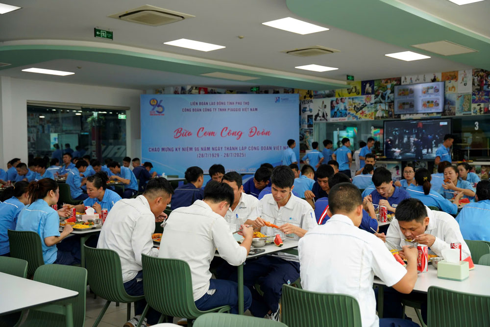 Bua com cong doan gan ket nguoi lao dong. Anh: Ha Hien
