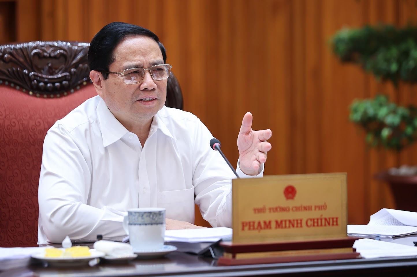 Prime Minister Pham Minh Chinh directs the handling of information about bottlenecks affecting sustainable smart manufacturing in Vietnam. Photo: VGP