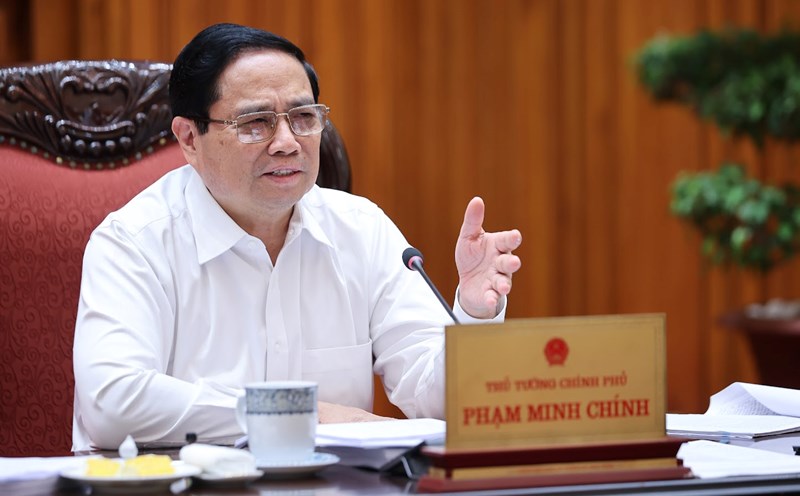 Prime Minister Pham Minh Chinh directs the handling of information about bottlenecks affecting sustainable smart manufacturing in Vietnam. Photo: VGP