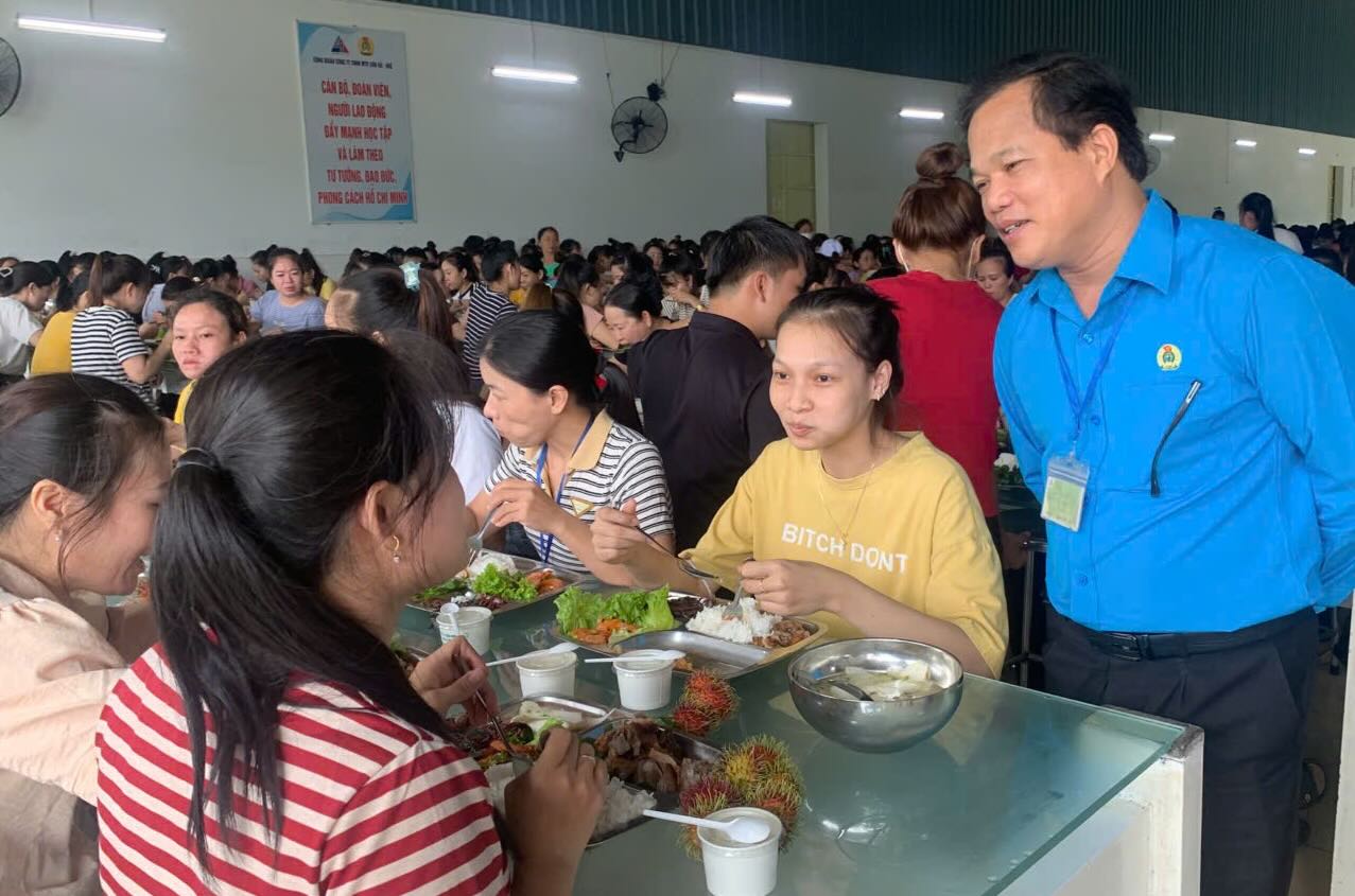 Le Minh Nhan 후에시 노동 연맹 위원장이 노동자들에게 안부를 묻고 격려하고 있습니다. 사진: Nha Phuong