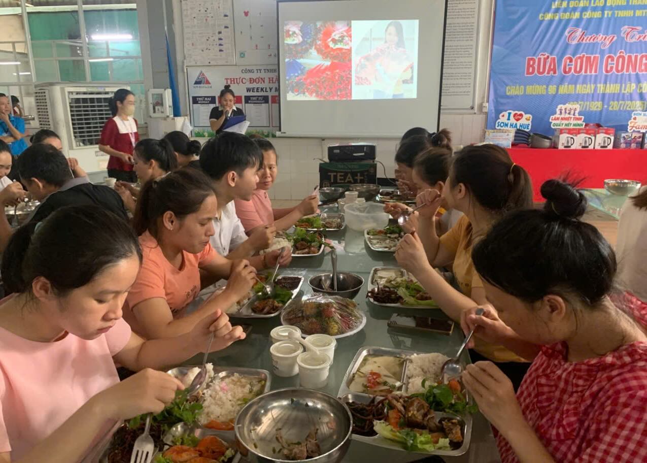 Gan 500 nguoi lao dong tham du “Bua com Cong doan” tao khong khi dam am, se chia va gan ket. Anh: Nha Phuong