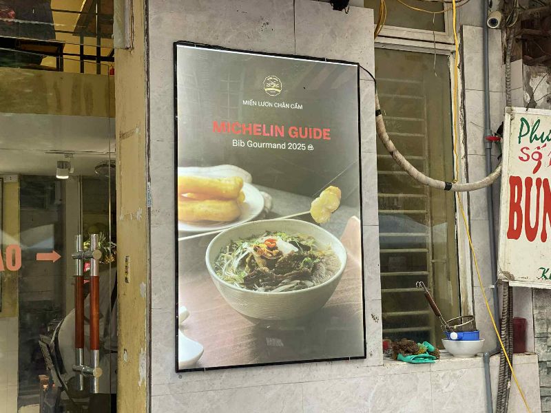 Quan mien luon Chan Cam treo bang vinh danh tu Michelin ngay truoc cua quan. Anh: Hong Nhung