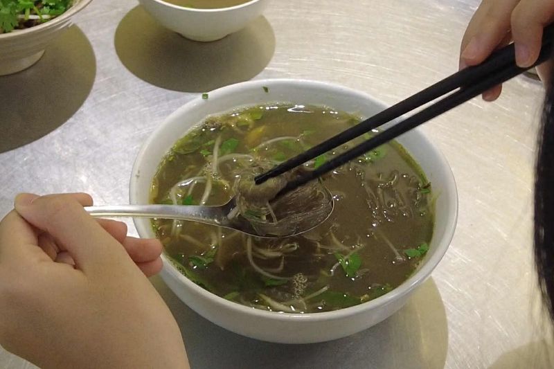Bat mien luon voi nuoc dung dac trung do chinh tay ba Lan che bien. Anh: Mai Phuong.