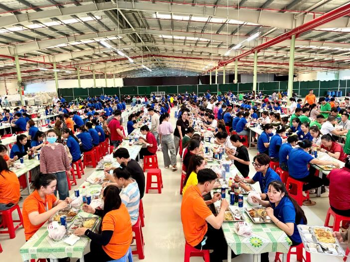 Tai Cong ty TNHH Bodynits Tien Giang (ap 6, xa Binh Phu), hon 2.000 cong nhan cung lanh dao cong ty va to chuc cong doan da sum hop trong khong khi vui tuoi, am ap.