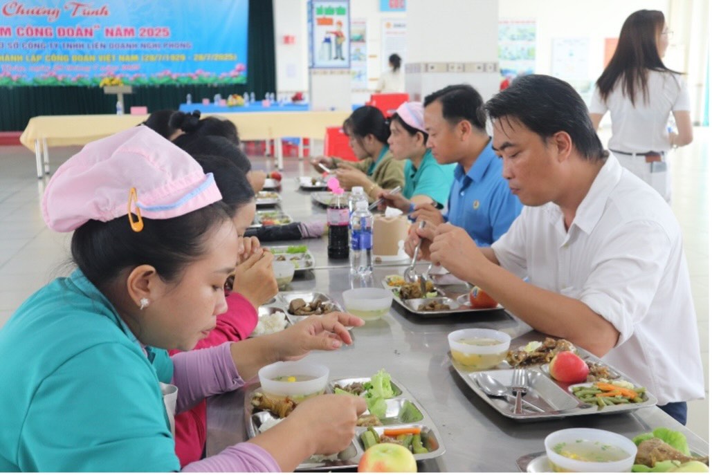 Doan vien, cong nhan lao dong tai Cong ty Nghi Phong thuong thuc Bua com Cong doan.