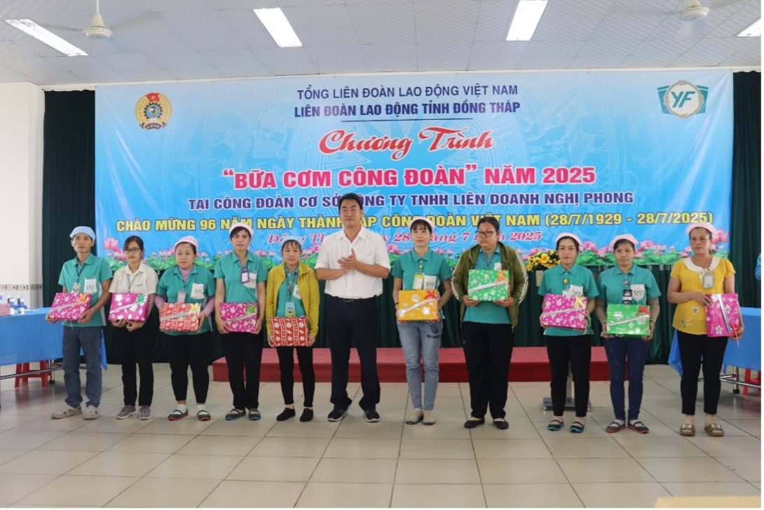 Lanh dao LDLD tinh Dong Thap va doanh nghiep trao qua cho cong nhan co hoan canh kho khan tai Cong ty Nghi Phong.
