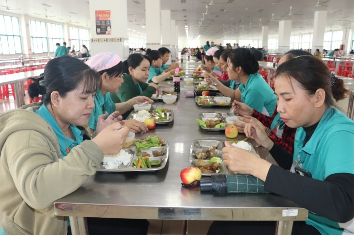 Chi Tran Ngoc Han, cong nhan cua cong ty, bay to: “Bua com Cong doan khong chi mang lai nhung mon an ngon ma con giup chung toi cam nhan duoc su quan tam, am ap va gan bo nhu trong mot gia dinh lon.”