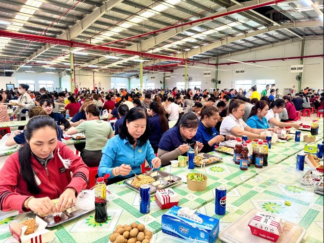 Ba Vui dung com voi doan vien, cong nhan, lao dong tai Cong ty TNHH Bodynits Tien Giang.
