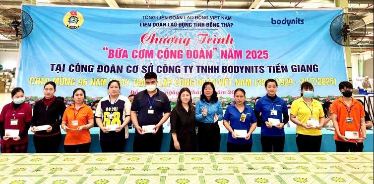 Dip nay, 21 doan vien co hoan canh kho khan duoc tang qua, moi phan tri gia 500.000 dong tu nguon tai chinh cong doan co so.
