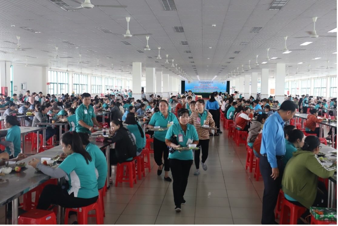 Con tai Cong ty TNHH Lien doanh Nghi Phong (Khu cong nghiep Tran Quoc Toan, phuong My Ngai), ong Nguyen Thanh Tuan - Pho Chu tich LDLD tinh Dong Thap cung lanh dao doanh nghiep cung a den tro chuyen, tham hoi va dung com cung doan vien, cong nhan lao dong.
