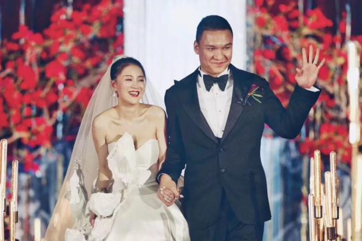 Nu ca si Ly Gia Cach va nha san xuat Xa Triet ket hon nam 2018. Anh: cat tu video