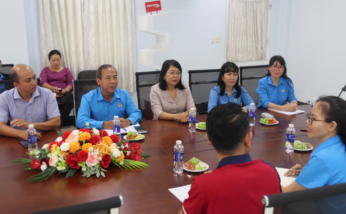 Doan cong tac lam viec voi cong doan co so cong ty TNHH Quoc te Right Rich. Anh: Duy Tuan