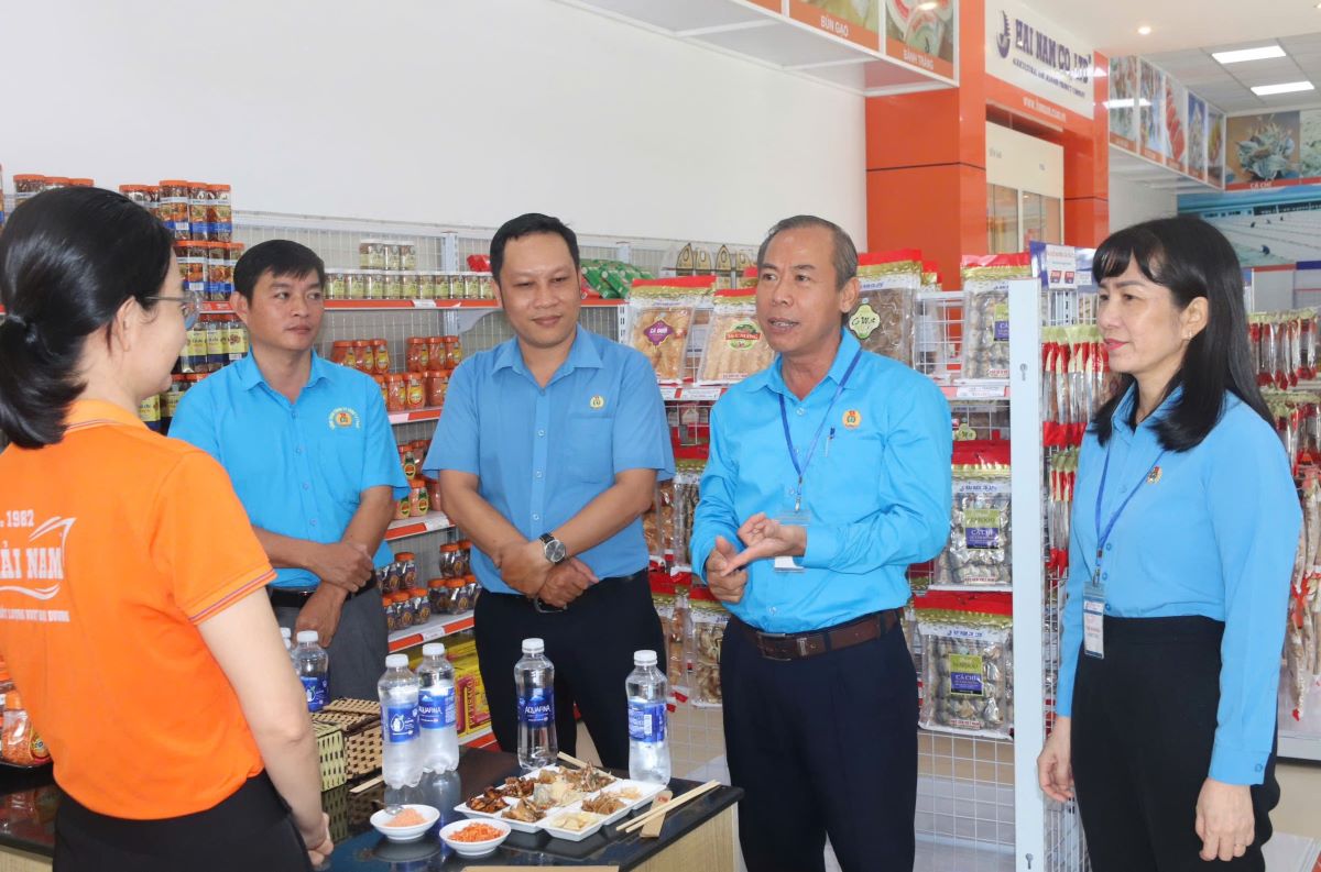 Chu tich LDLD tinh Lam Dong tham hoi cong viec cua nguoi lao dong cong ty TNHH Hai Nam. Anh: Duy Tuan