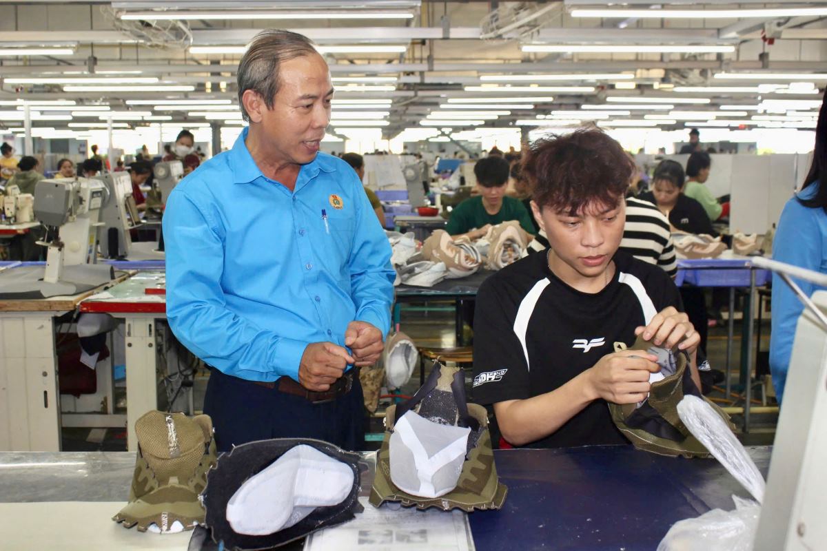Ong Nguyen Phu Hoang - Pho Chu tich Uy ban Mat tran To quoc Viet Nam tinh, kiem Chu tich LDLD tinh Lam Dong tham hoi cong viec cua nguoi lao dong tai co so. Anh: Duy Tuan