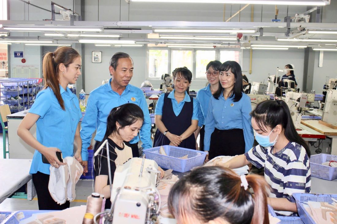 Lanh dao Lien doan Lao dong tinh Lam Dong xuong co so tham hoi, dong vien cong nhan lao dong. Anh: Duy Tuan